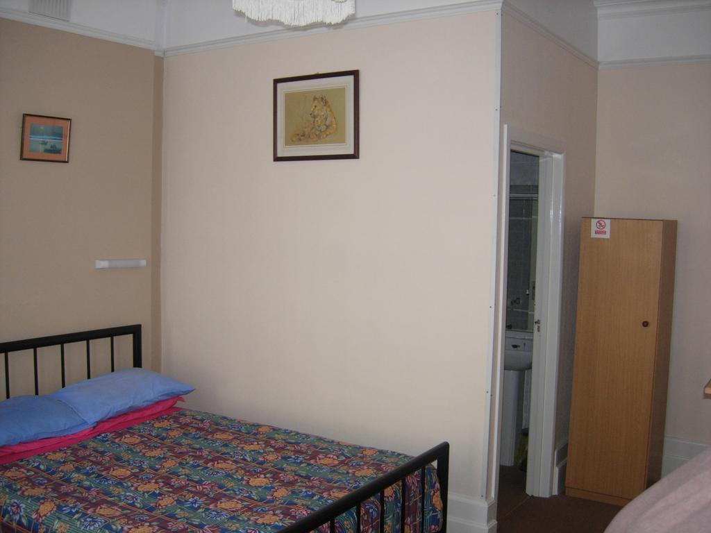 דובר Longfield Guest House חדר תמונה